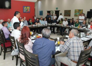 Empresarios y profesionales reiteran confianza a Lalo Gattás.