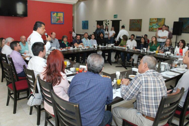 Empresarios y profesionales reiteran confianza a Lalo Gattás.