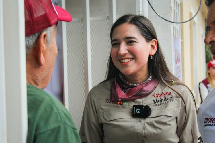 Inicia Katalyna Méndez asambleas con vecinos del Distrito 15