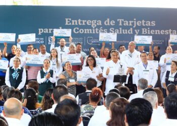 Entrega Américo tarjetas del programa “La Clínica es Nuestra”; refuerzan atención médica