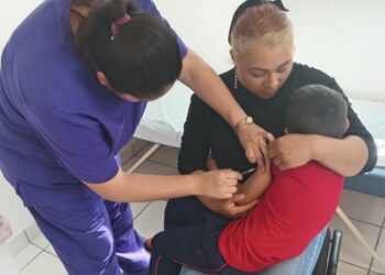Llama Salud a la población a vacunarse en campaña intensiva