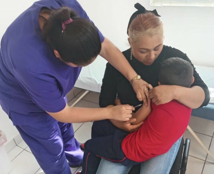 Llama Salud a la población a vacunarse en campaña intensiva