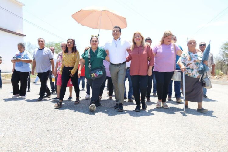 Le cumple Lalo Gattás a  vecinos de la Cuauhtémoc