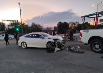 Choca contra patrulla de la Guardia Estatal en Av. del Valle