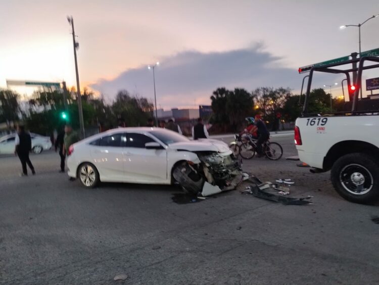 Choca contra patrulla de la Guardia Estatal en Av. del Valle