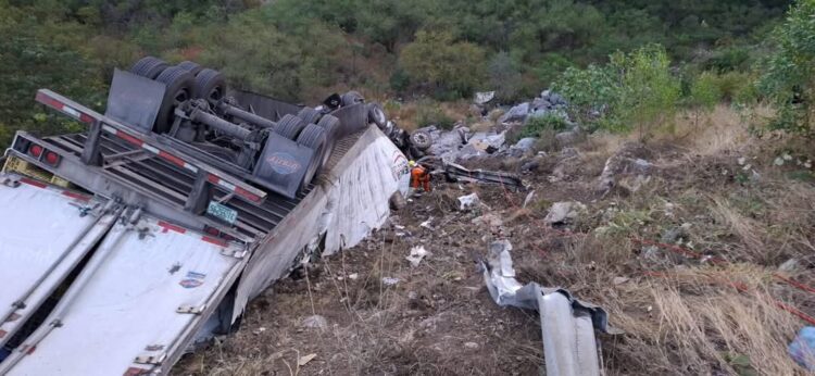 Muere trailero al salirse de voladero en la Rumbo Nuevo