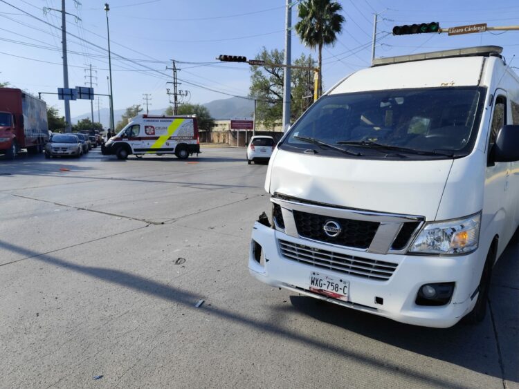 Fuerte impacto entre unidad de transporte y motociclista