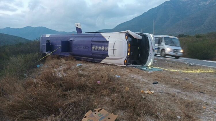 Dos muertos y 18 heridos en volcadura de autobús en carretera Rumbo Nuevo de Tamaulipas