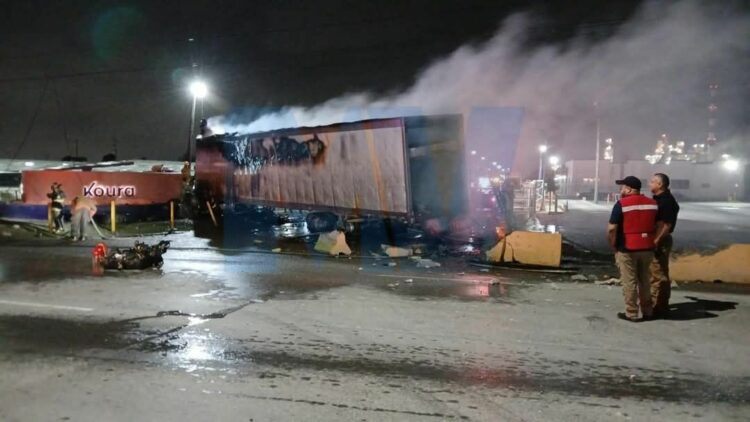 Tráiler se incendia en Matamoros tras accidente en la carretera a Reynosa