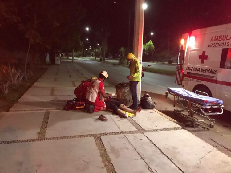 Joven estudiante pierde control y derrapa en motocicleta