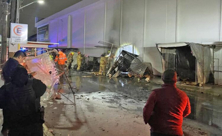 Fuego arrasa con puestos ambulantes en la zona centro de Victoria