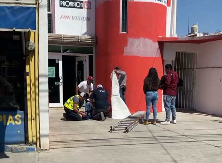 Trabajador sufre aparatosa caída de escalera; queda lesionado