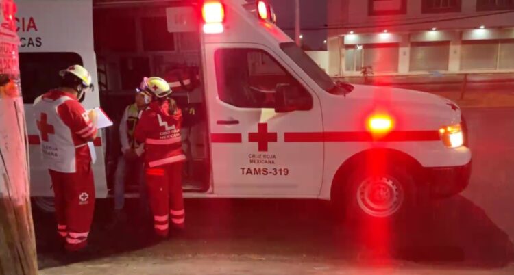 Motociclista termina lesionado tras impacto con automóvil; responsable huye