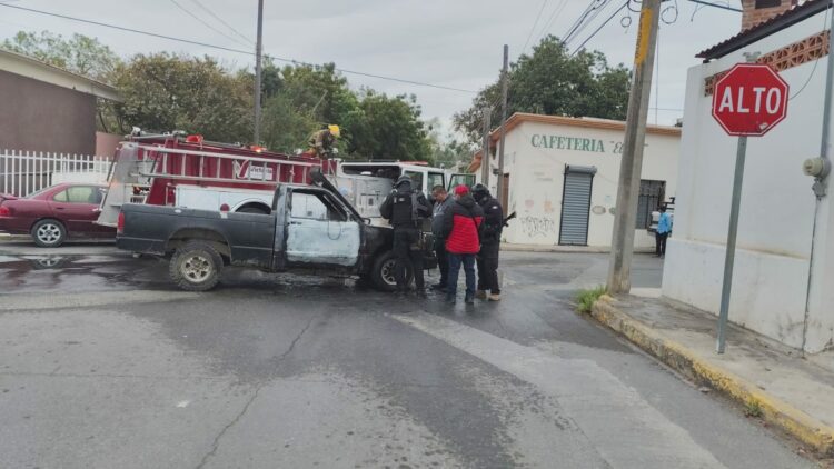 Fuego consume camioneta en la zona centro de Ciudad Victoria