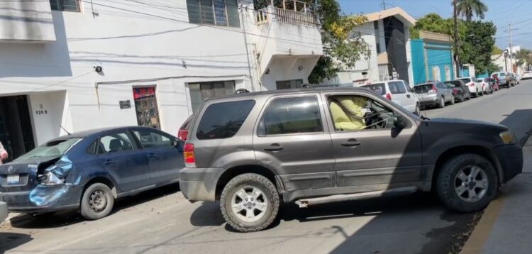 Omite alto y causa percance múltiple