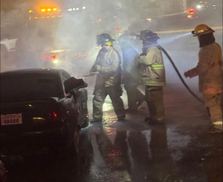 Se incendia Mustang frente a Home Depot