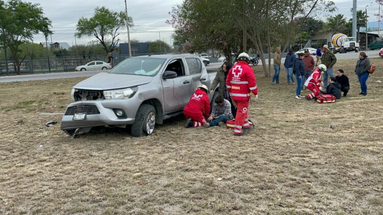 Vuelca camioneta tras salir del camino