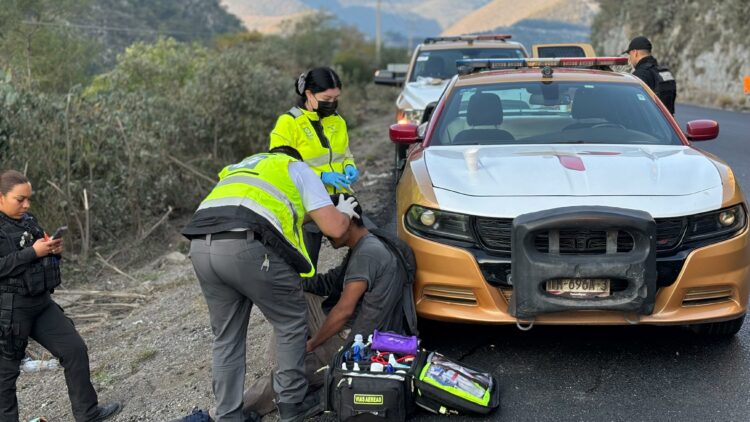 Tráiler cargado con chile morrón vuelca en la Carretera Rumbo Nuevo