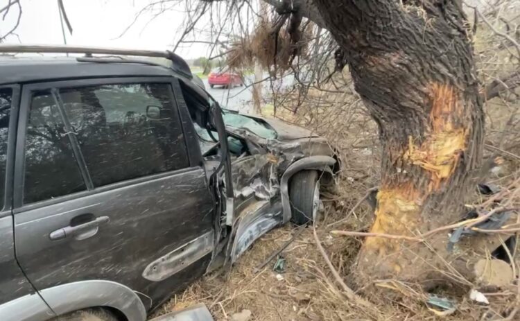 Camioneta se impacta contra un árbol en Nuevo Laredo