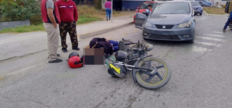 Pareja en motocicleta sufre aparatoso percance vehicular; mujer resulta lesionada