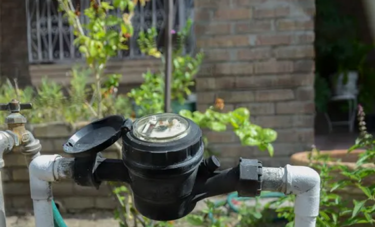 Medidores de agua obligatorios en todos los municipios