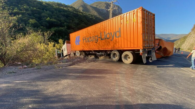 Tráiler vuelca en la Rumbo Nuevo