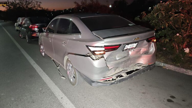Impacto de automóviles Chevrolet deja dos personas heridas