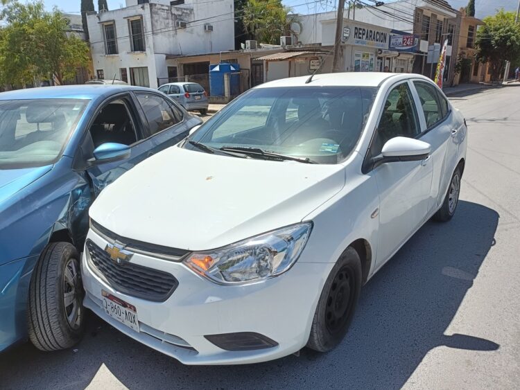 Dos vehículos colisionan en la calle Juárez