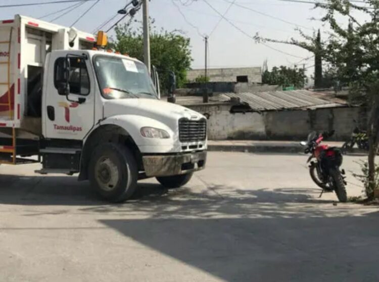 Choque entre motocicleta y camión de basura deja un lesionado