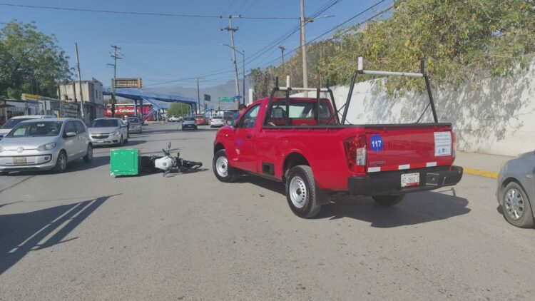 Repartidor pierde el control y se impacta contra camioneta