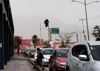 Nube de polvo y viento fuerte afectan visibilidad