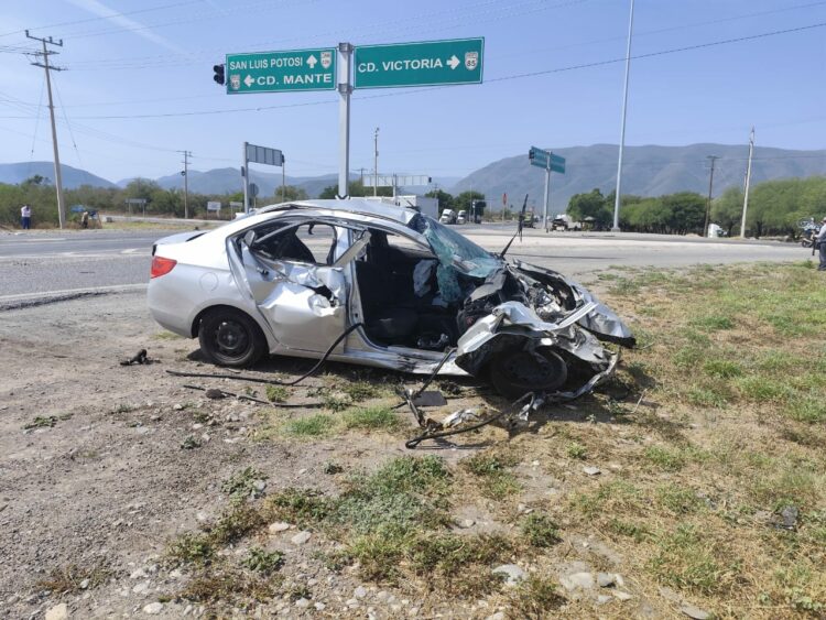 De milagro: tras impactarse con tractocamión y dar volteretas sobrevive