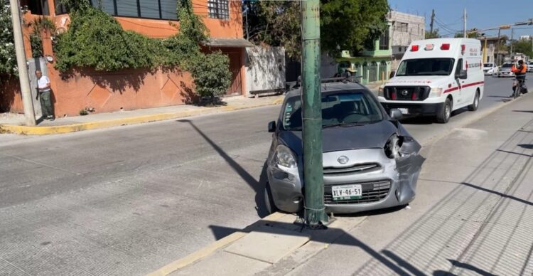 Se impacta contra poste de alumbrado público