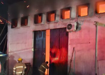 Incendio consume bodega de carbón