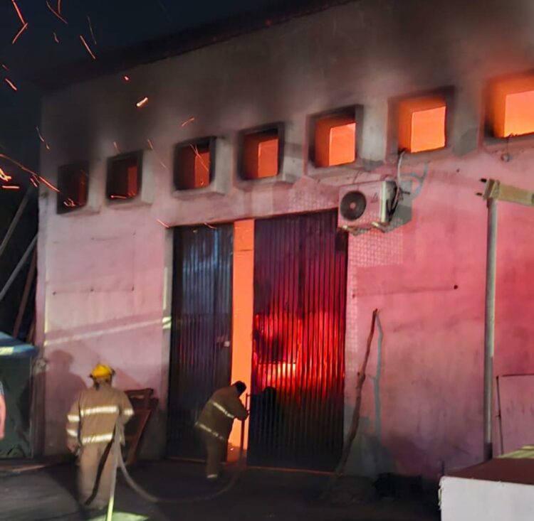 Incendio consume bodega de carbón
