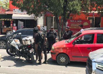 Mujer queda detenida por circular con auto presuntamente robado