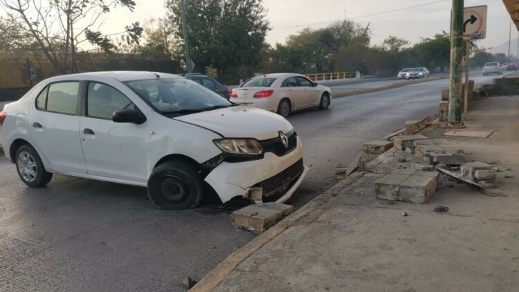 Automóvil fantasma se impacta contra muro