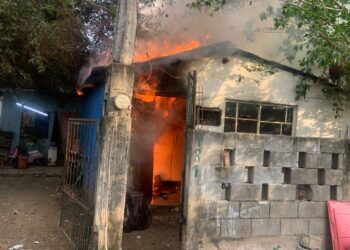 Bomberos sofocan incendio en vivienda