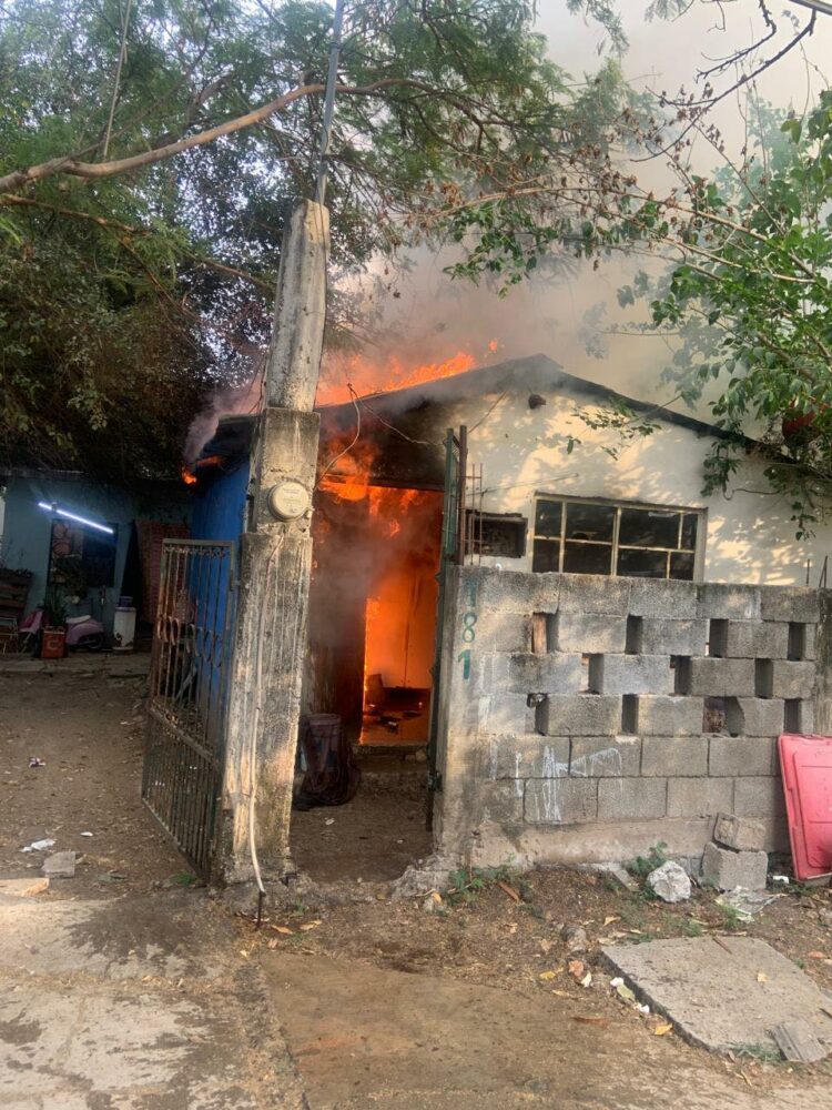 Bomberos sofocan incendio en vivienda