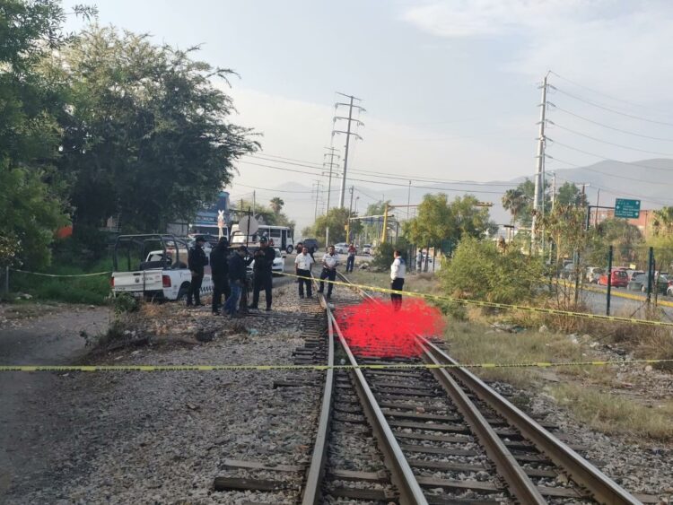 Masculino muere embestido por el tren