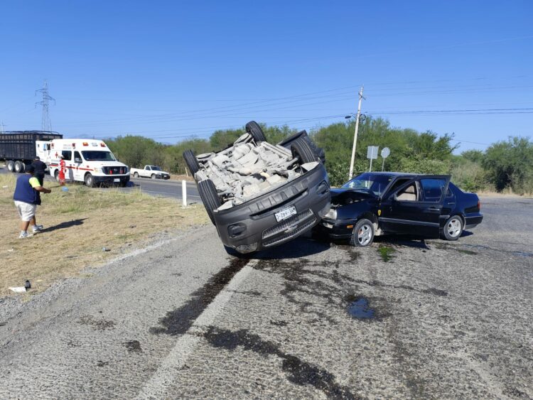 Viajaban a Ciudad Valles y terminan volcados tras omitir alto