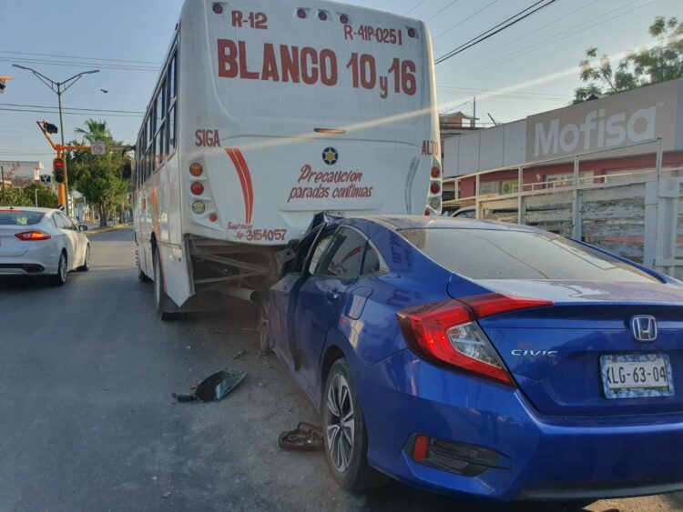 Joven conductor se queda dormido y choca contra Micro
