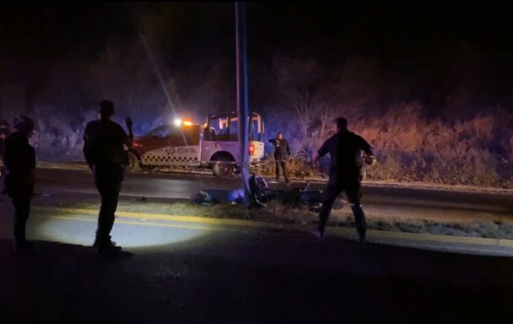 Pierde la vida motociclista tras impactarse contra poste