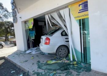 Termina impactado contra negocio de Bicicletas en Blvd Fidelz Velazquez