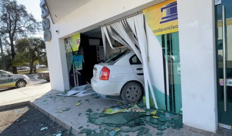 Termina impactado contra negocio de Bicicletas en Blvd Fidelz Velazquez