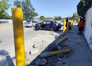 Joven choca a exceso de velocidad en el eje vial