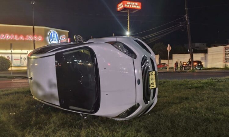 Vuelcan jovenes en Bulevar Fidel Velázquez