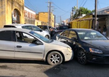 Omite alto en el 6 Juárez provocando obstrucción de la vialidad