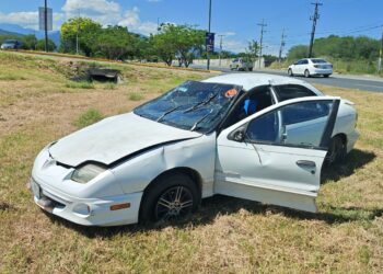 Vuelca vehículo frente a Puerta de Hierro