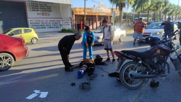 Se estrella motociclista contra camioneta